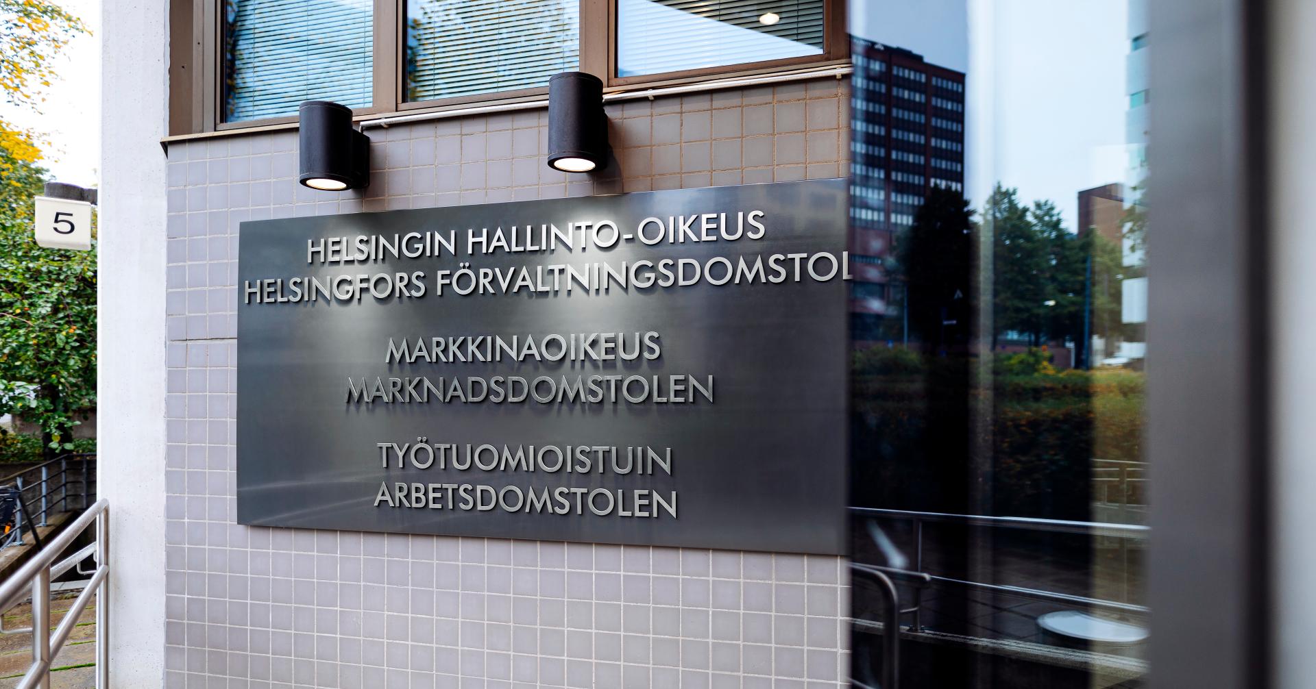 Työtuomioistuimet-talon ulkokyltti, jossa lueteltu Helsingin hallinto-oikeuden, Markkinaoikeuden ja Työtuomioistuimen nimet. Työtuomioistuimet-talon ulkokyltti, jossa lueteltu Helsingin hallinto-oikeuden, Markkinaoikeuden ja Työtuomioistuimen nimet.
